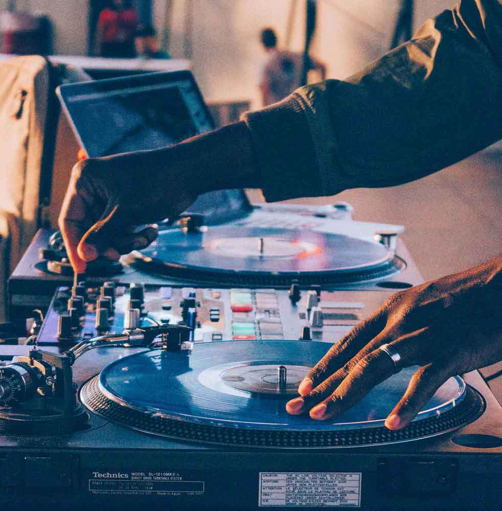 DJ Bizzon performing live